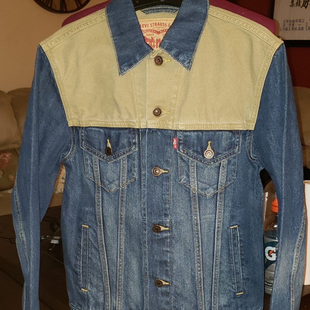 Levis jean jacket size small